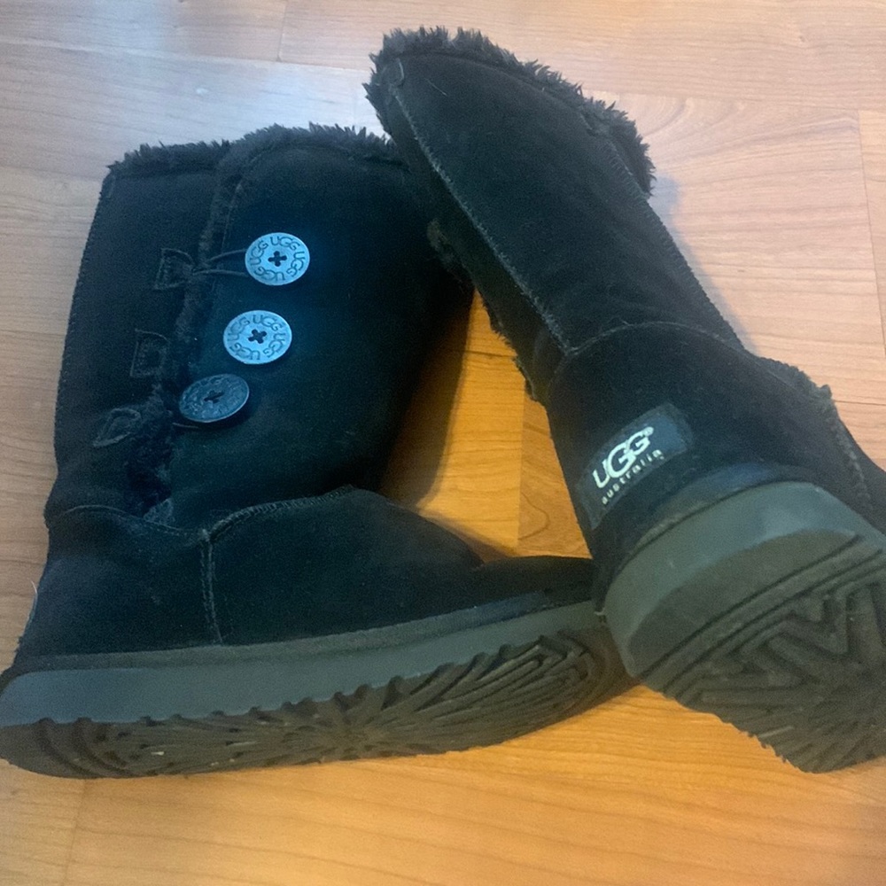 Uggs Bailey Button. Great Condition - image 1